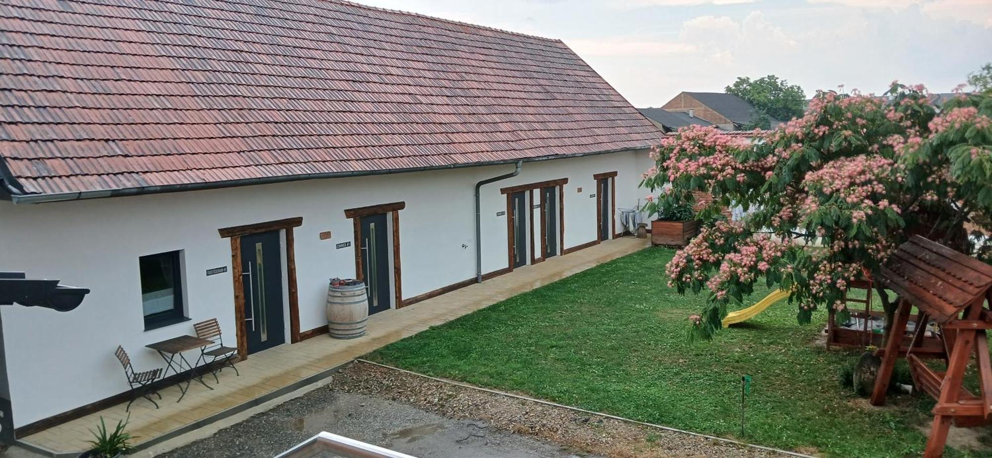 Weingut Thomas Brandl Bed and Breakfast Strass  Buitenkant foto