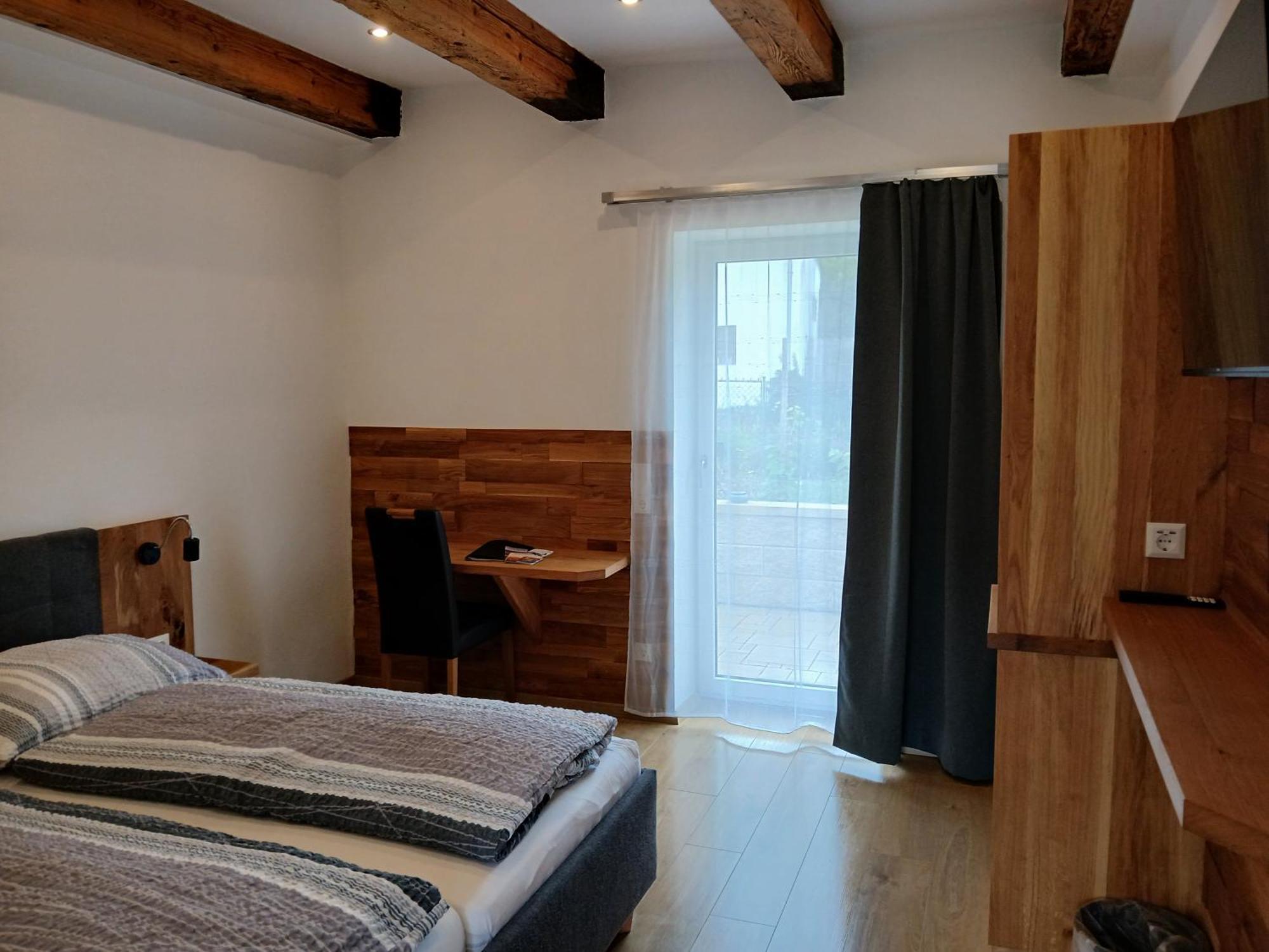 Weingut Thomas Brandl Bed and Breakfast Strass  Buitenkant foto