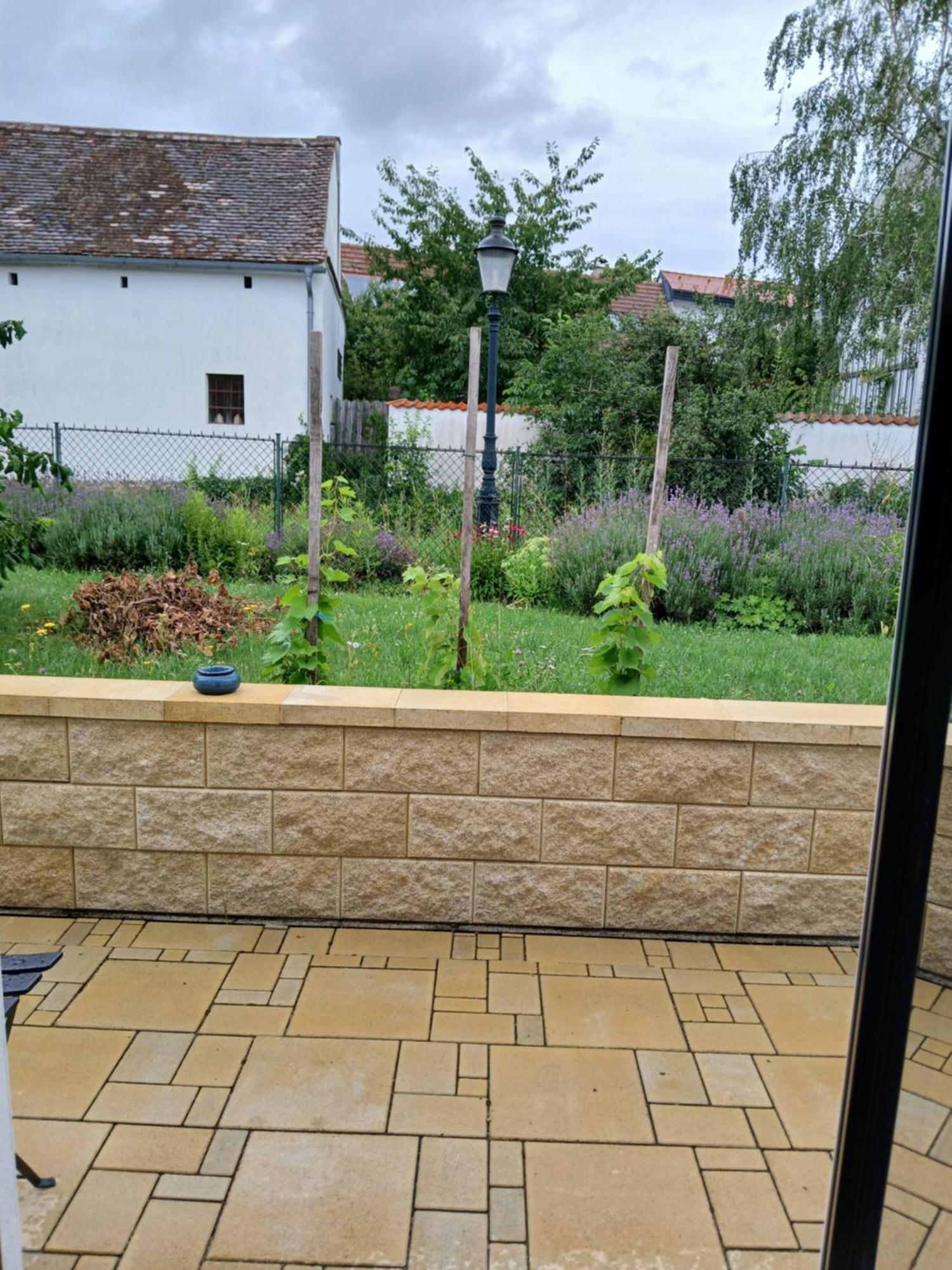 Weingut Thomas Brandl Bed and Breakfast Strass  Buitenkant foto